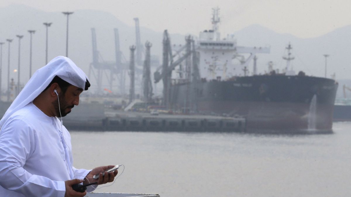 Wojna na Bliskim Wschodzie 2026
(FILES) An Emirati man stands at the oil terminal of Fujairah during the inauguration ceremony of a dock for supertankers on September 21, 2016. The United Arab Emirates will withdraw from the OPEC and OPEC+ oil cartels on May 1, 2026 state media said on April 28, 2026, calling it a strategic decision by the major producer. (Photo by Karim SAHIB / AFP)
KARIM SAHIB