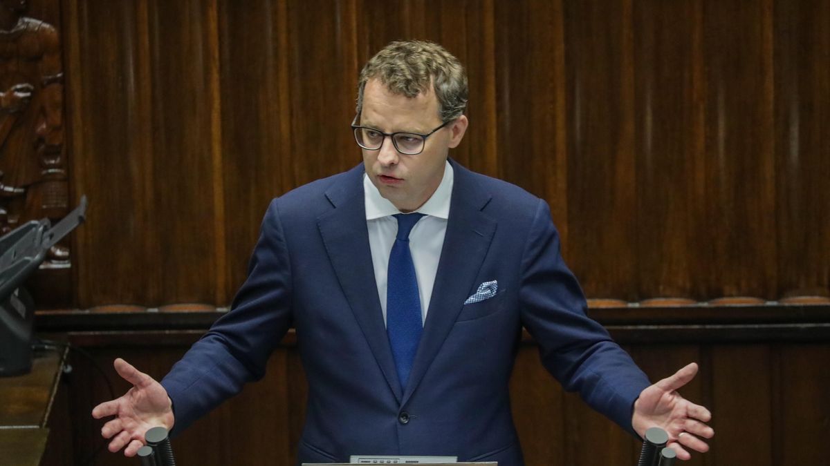 ***Zdjecie archiwalne*** Na zdjęciu z 11.07.2024 były wiceminister sprawiedliwości Marcin Romanowski. Polityk usłyszał zarzuty przedstawione przez Prokuraturę Krajową. Wcześniej został zatrzymany na polecenie prokuratora prowadzącego śledztwo ws. Funduszu Sprawiedliwości. (sko) PAP/Tomasz Gzell