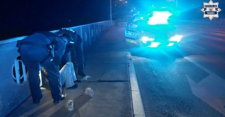 Liczyła się każda sekunda. Policjanci znaleźli nastolatkę na moście