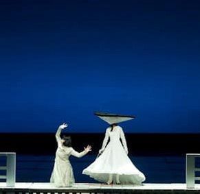 Dominika Chorosińska na randce w teatrze