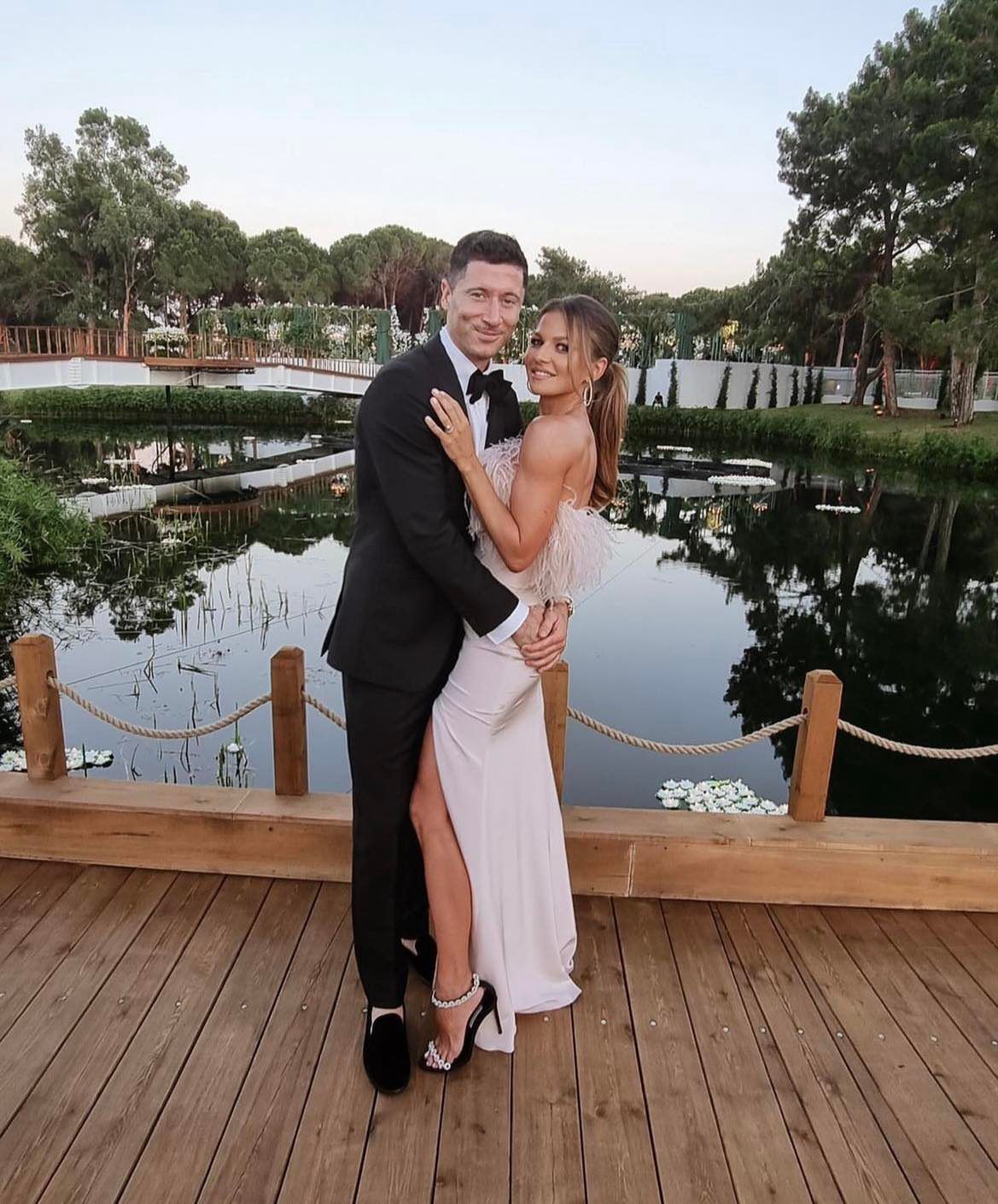 Wtuleni w siebie Anna i Robert Lewandowscy dziękują fanom za wsparcie podczas Mundialu