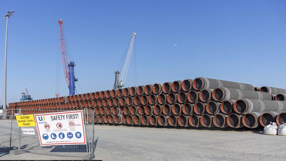 arch37
Faehrhafen Mukran Rohre fuer die Gas-Pipeline Norstream 2 liegen auf einer Pier im Faehrhafen Sassnitz-Mukran. /  - *** Ferry port Mukran Pipes for the gas pipeline Norstream 2 are located on a pier in the ferry port Sassnitz Mukran
J.Koehler - Tel. 01715320598