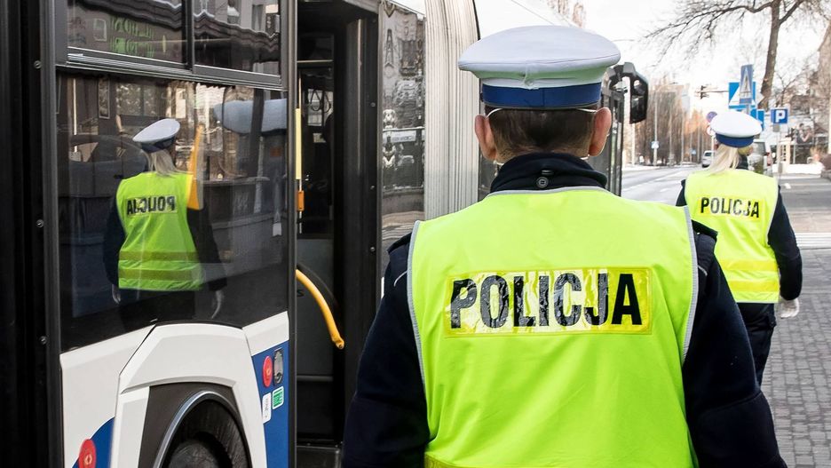 Jelenia Góra. Akcja policji w autobusie. W środku pasażer z hulajnogą