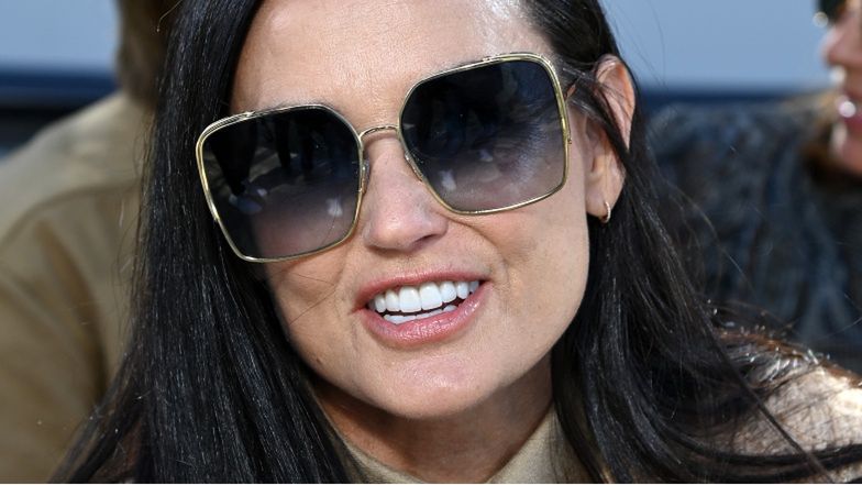 Potraktowana wypełniaczami twarz Demi Moore pozuje do zdjęć na pokazie mody