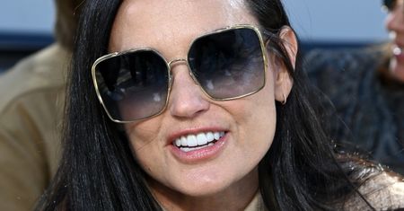 Potraktowana wypełniaczami twarz Demi Moore pozuje do zdjęć na pokazie mody