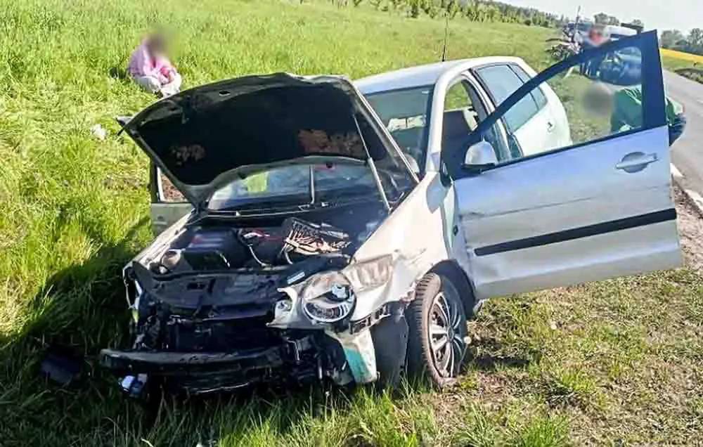 20-latka wyprzedzając ciężarówkę na DK12 wypadła z drogi