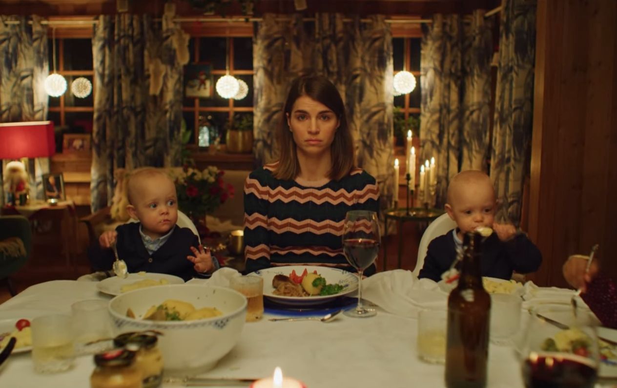 "Facet na święta" to jeden z najbardziej udanych świątecznych seriali Netflixa