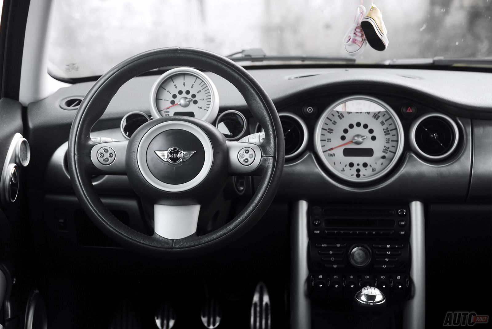 Volkswagen Beetle Sport 2,0 TSI DSG vs. Mini Cooper S