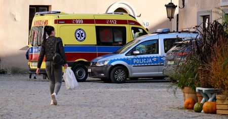 Pijani bezdomni zajęli opuszczone mieszkanie na Starym Mieście. Interweniowała policja i pogotowie ratunkowe
