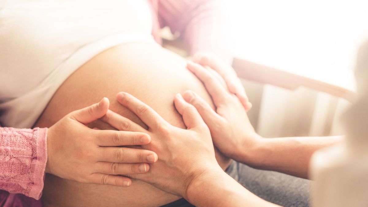 Masaż krocza to dobry sposób na przygotowanie dróg rodnych kobiety do porodu.