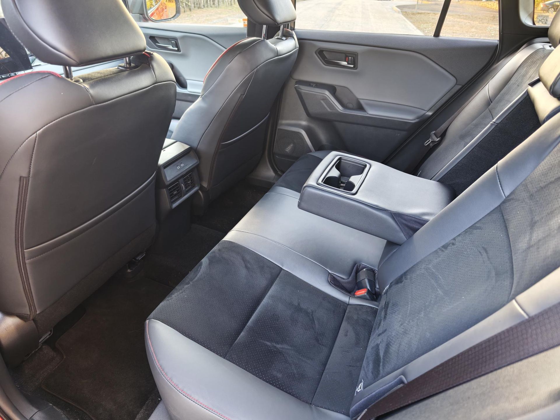 Wnętrze Toyoty Rav4 PHEV GR Sport