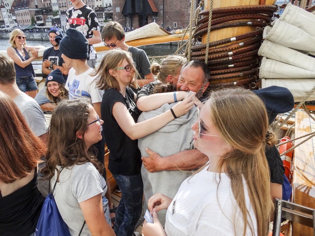 Praca na żaglowcu zacieśnia więzi i uczy współpracy