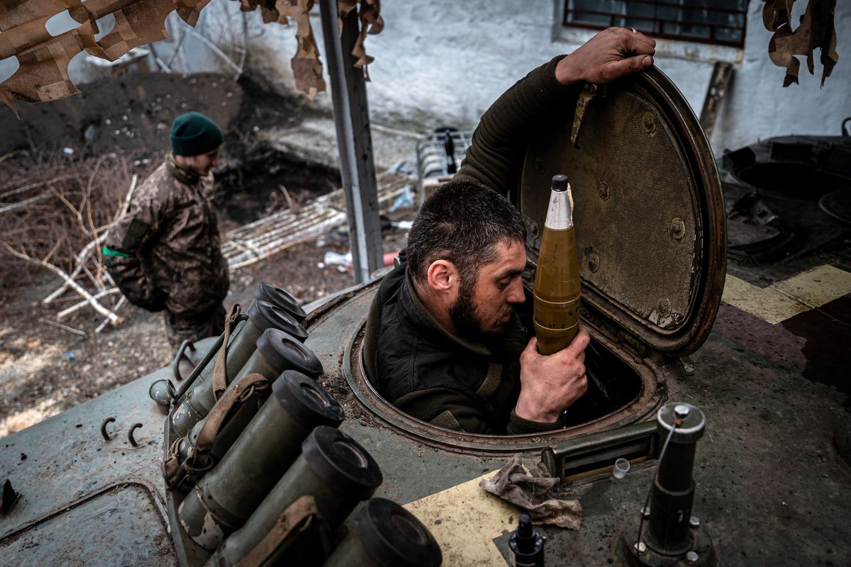 Załadunek amunicji do ukraińskiego czołgu