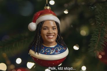 Bombka z wizerunkiem Sary James reklamuje PKO BP