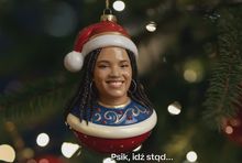 Bombka z wizerunkiem Sary James reklamuje PKO BP