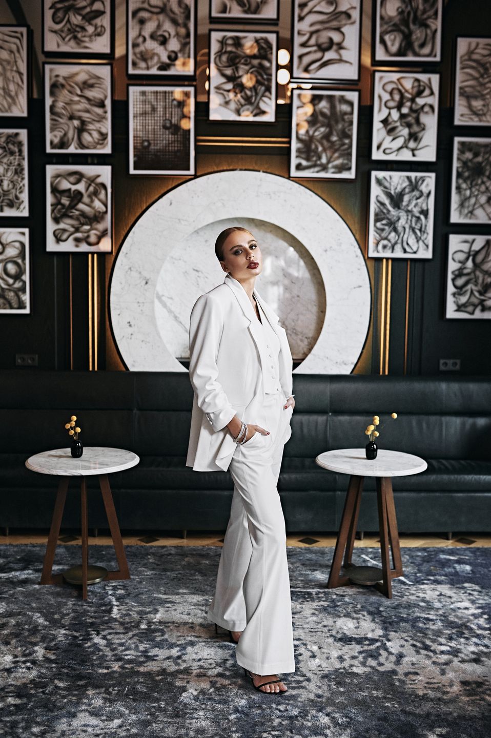 Oliwia Bieniuk na zdjęciach inspirowanych stylistyką Helmuta Newtona