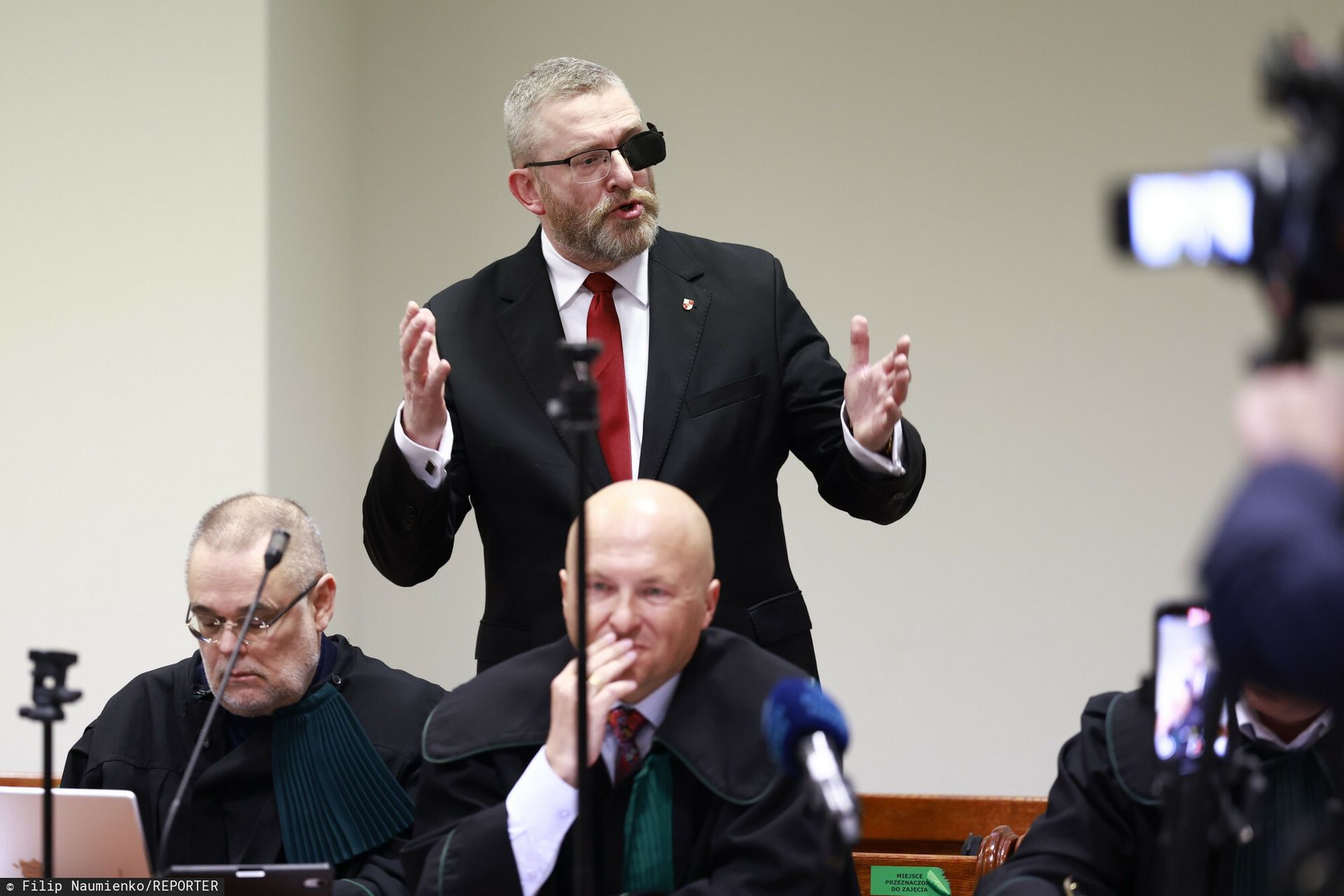 Braun stawił się w prokuraturze. Europoseł usłyszy zarzuty