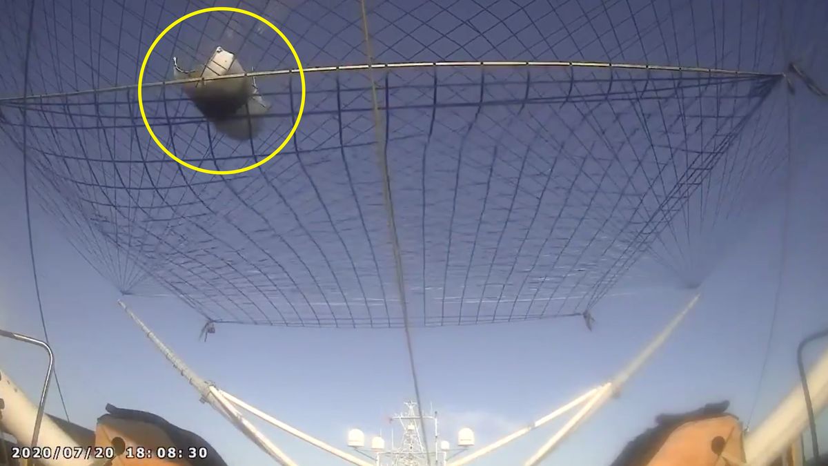 SpaceX nagrało, jak łapie czubek rakiety Falcon 9 na środku oceanu 1