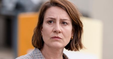 Maja Ostaszewska pozuje na plaży BEZ STANIKA i grzmi: "W Polsce można za to dostać MANDAT" (FOTO)