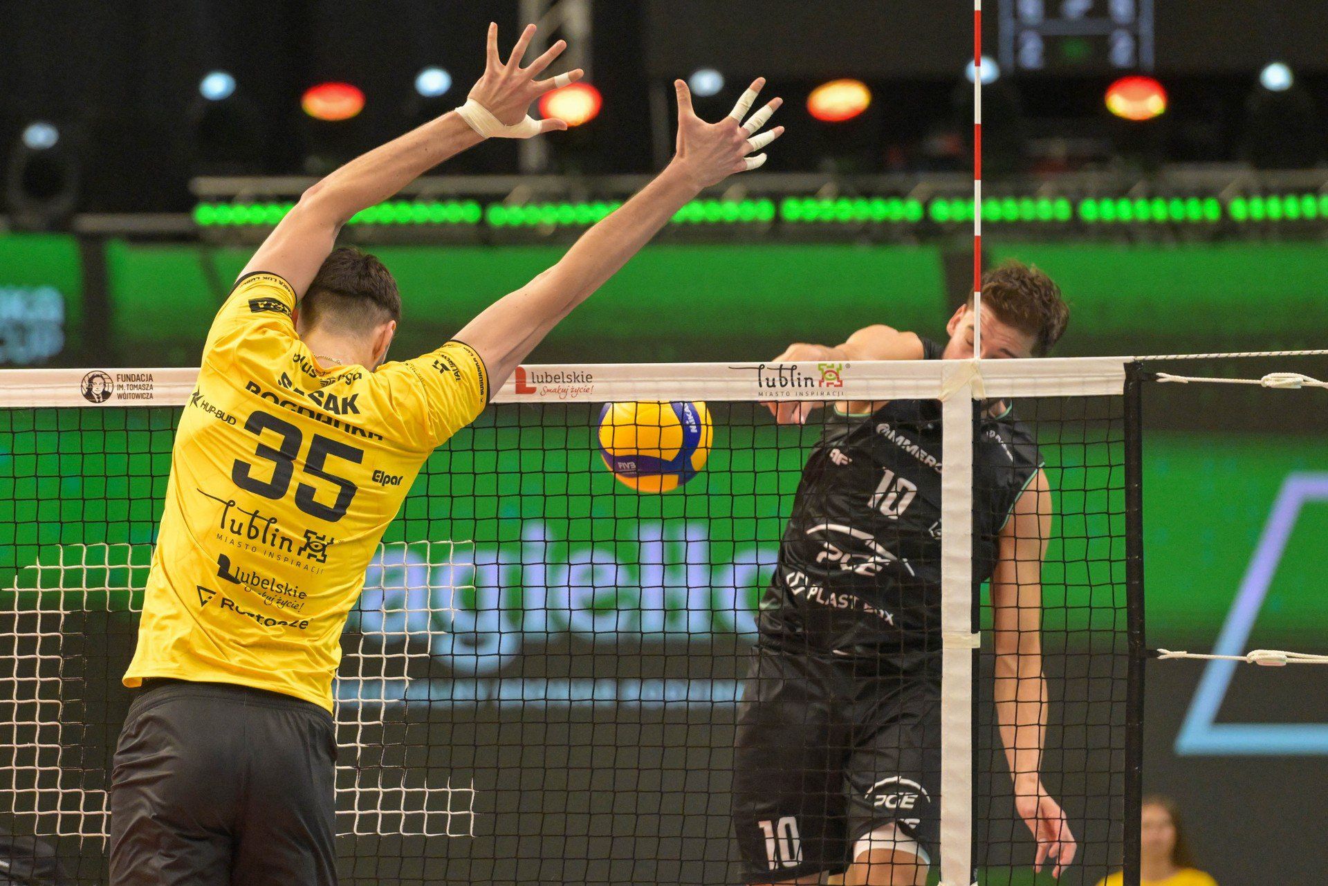 (Siatkarze Bogdanki LUK Lublin i PGE Projektu Warszawa stworzyli znakomite widowisko w finale turnieju Bogdanka Volley Cup im. Tomasza Wójtowicza)