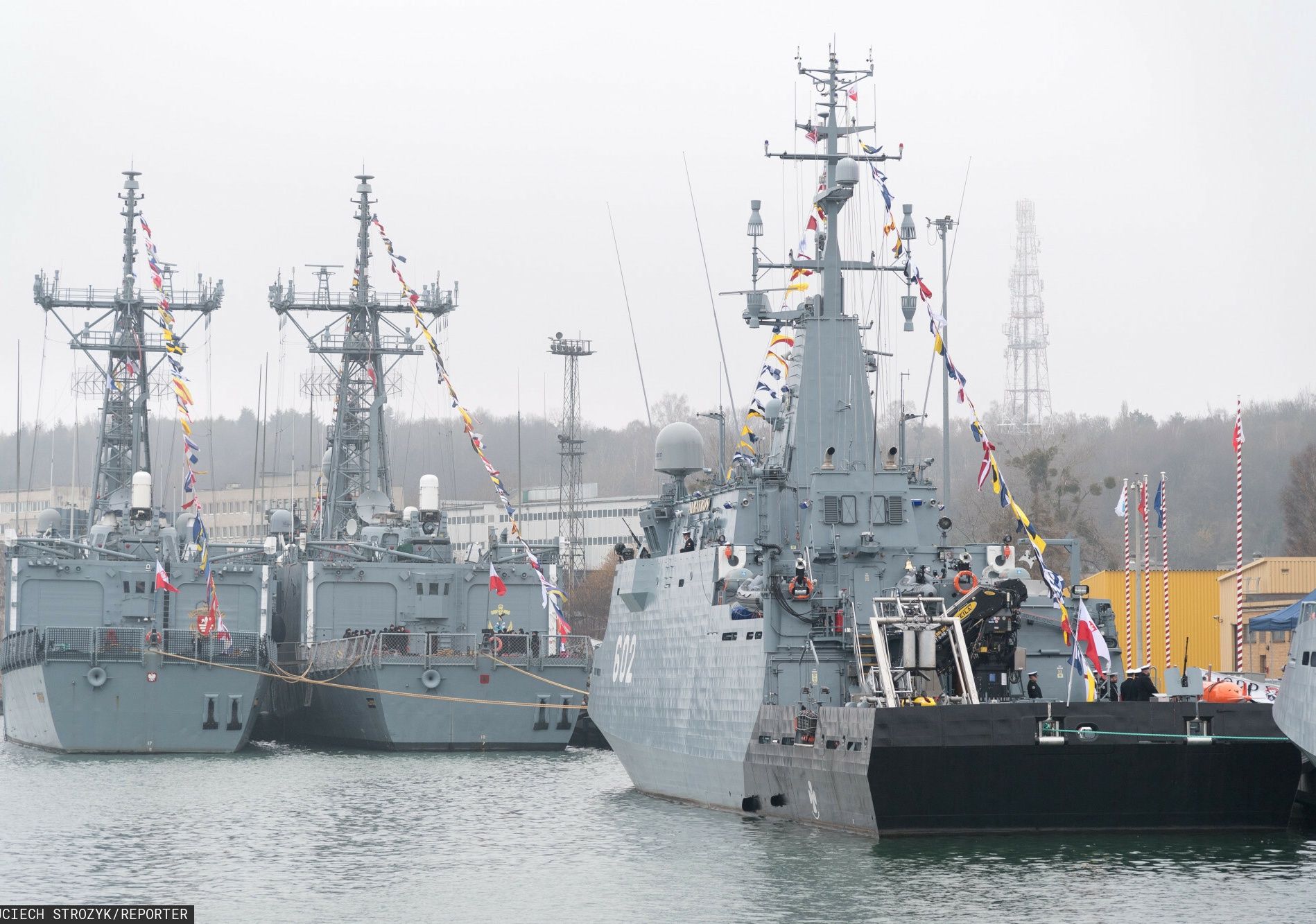 Port Wojenny odniesienie bandery na niszczycielu min ORP Albatros 602