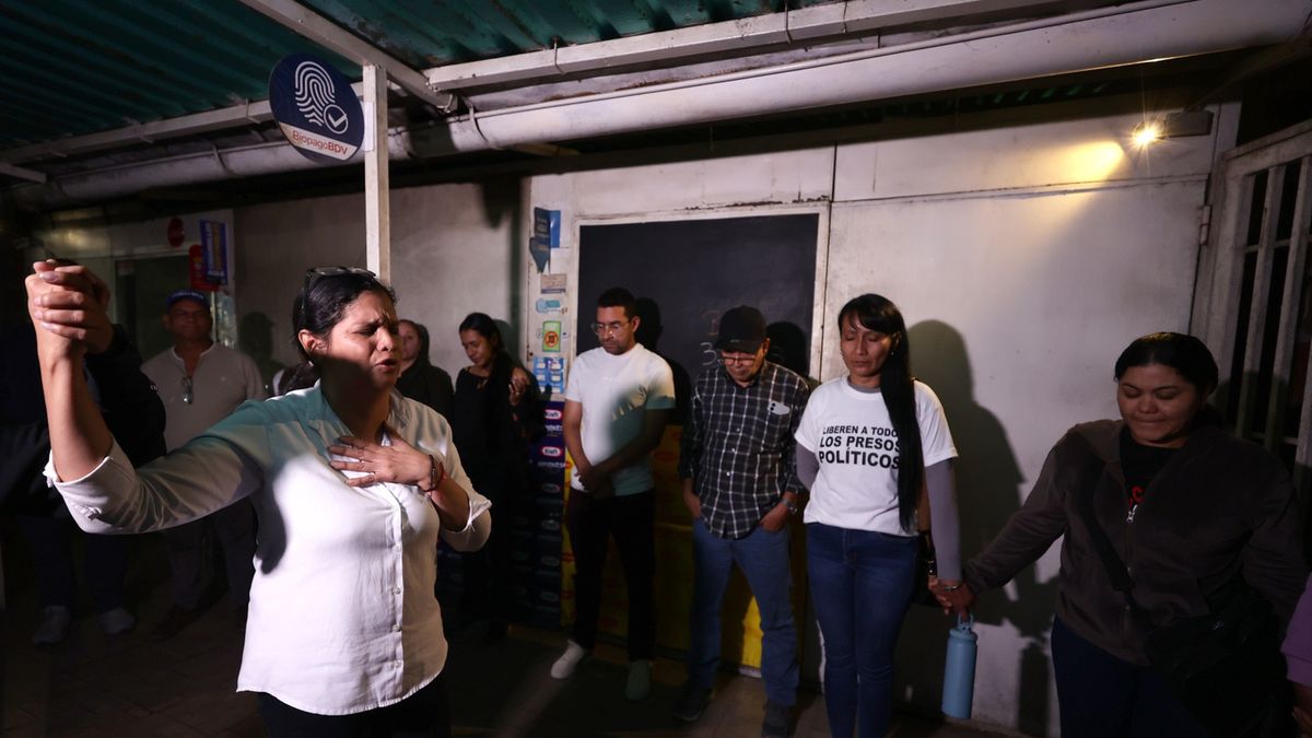 Relatives of those detained after the Venezuelan presidential elections see no progress in releases
epa12637417 Relatives of alleged political prisoners wait outside the Rodeo I prison in Caracas, Venezuela, 08 January 2026. The Committee of Mothers in Defense of the Truth said it has seen no progress in the release of those detained in connection with the 2024 presidential elections, after the president of the National Assembly, Jorge Rodr�guez, a member of the Chavista movement, announced the release of a 'significant number' of detainees.  EPA/Ronald Pe�a R 
Dostawca: PAP/EPA.
Ronald Pe�a R
prison, punishment, politics