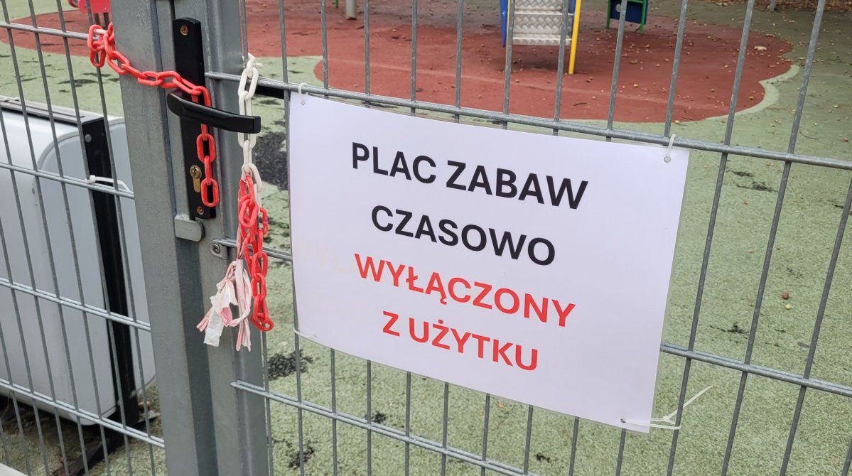 Warszawa: Dzieci patrzą zza ogrodzenia. Plac zabaw zamknięty