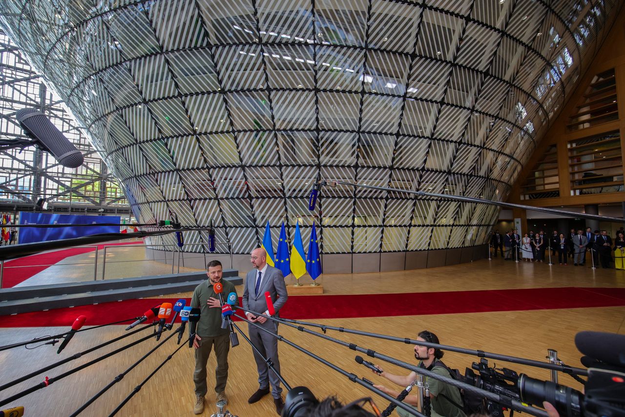 Ukraine's President Volodymyr Zelensky (L) and European Council President Charles Michel speak to the media as they arrive for a European Council in Brussels, Belgium, 27 June 2024. EU leaders are gathering in Brussels for a two-day summit to discuss the Strategic Agenda 2024-2029, the next institutional cycle, Ukraine, the Middle East, competitiveness, security and defense, among other topics. EPA/OLIVIER MATTHYS Dostawca: PAP/EPA.