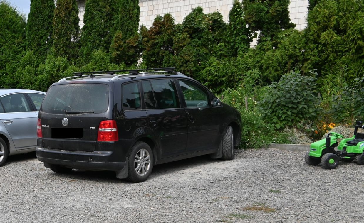 Nie zauważył wnuka. Przejechał po 1,5-rocznym chłopcu