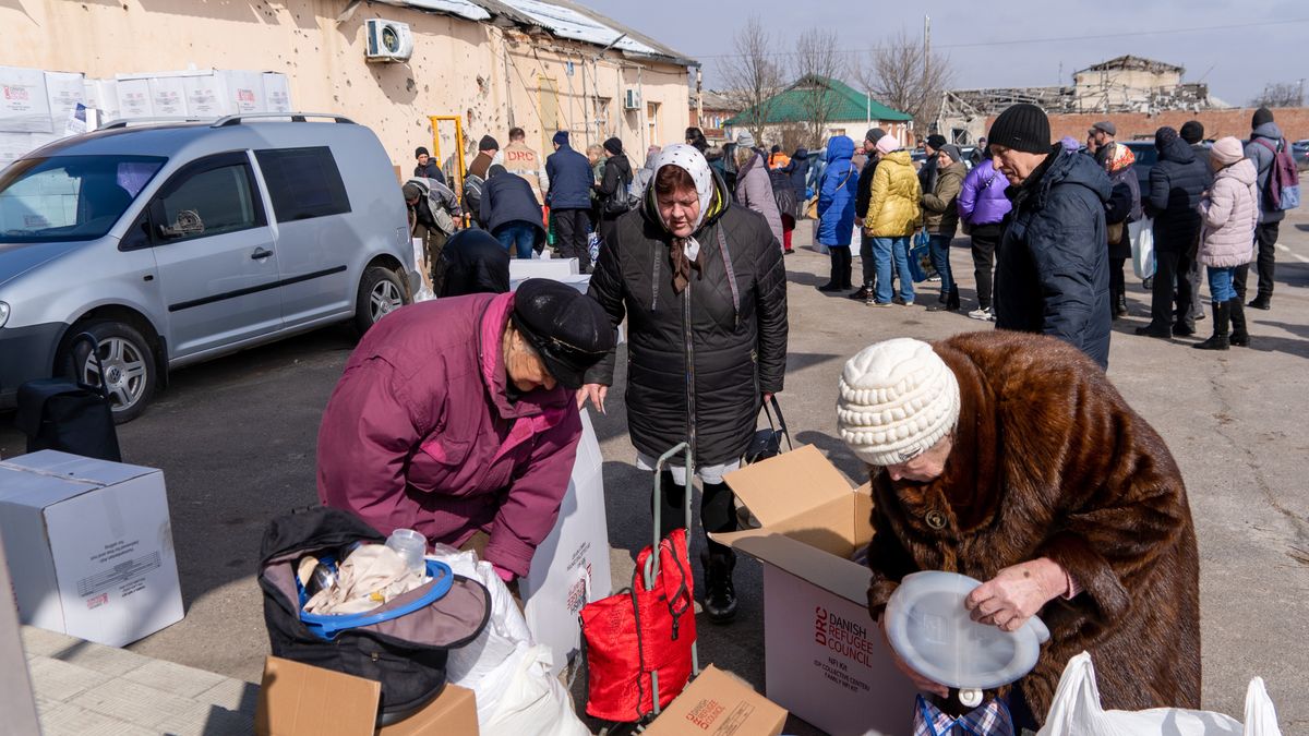 Cyrkuny, Ukraina, 20.03.2023. Mieszkańcy otrzymują pomoc humanitarną we wsi Cyrkuny w obwodzie charkowskim, 20 bm. Trwa inwazja Rosji na Ukrainę. (mr) PAP/Mykola Kalyeniak