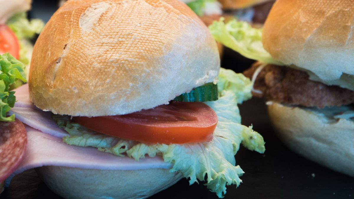 Chrupiąca bułeczka pszenna z szynką i warzywami