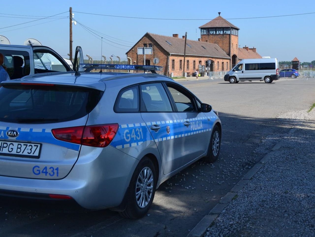 Oświęcim: Turyści z Albanii zatrzymani. Wykonali zakazane gesty