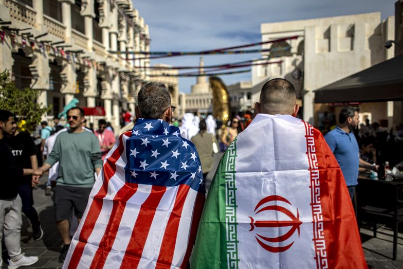 epaselect epa10335990 Fans draped in the flags of Iran and the USA walk in the Souq Waqif market during FIFA World Cup 2022 in Doha, Qatar, 29 November 2022. USA will face Iran in their second group B match of the FIFA World Cup 2022 on 29 November. EPA/MARTIN DIVISEK Dostawca: PAP/EPA.