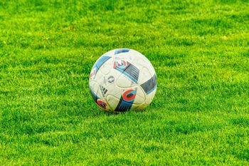 Kielce: Gruntowna regeneracja murawy na Exbud Arenie