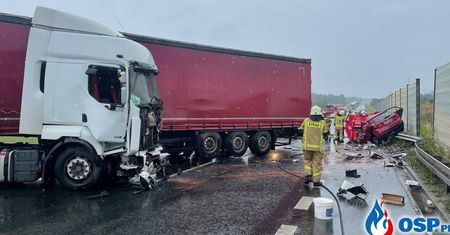 Ciężarówka stanęła w poprzek drogi. Nie żyje 25-latka