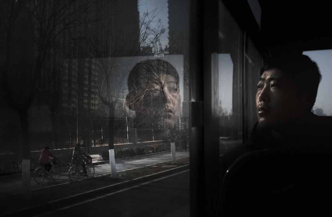 Wśród finalistów, w kategorii „People”, znalazło się zdjęcie Arka Rataja, który ma na swoim koncie wiele wyróżnień i nagród. Praca, którą zgłosił nasz rodak, powstała w Shijiazhuand w Chinach – mieście uważanym za jedno z najbardziej zanieczyszczonych w całej Azji.