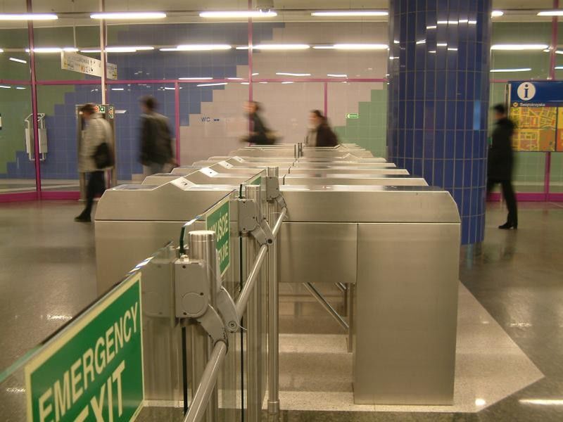 Koniec z zablokowanymi wyjściami awaryjnymi w metrze