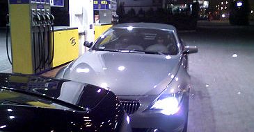 Teodorska lansuje się w lśniącym BMW