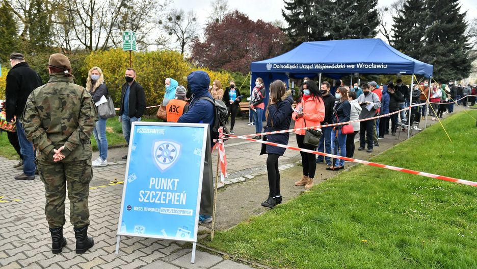 Wrocław, 01.05.2021. Koronawirus w Polsce. Kolejka przed punktem szczepień masowych przeciwko COVID-19 we Wrocławiu, 1 bm. w ramach akcji 'Zaszczep się w Majówkę'. (kf) PAP/Maciej Kulczyński