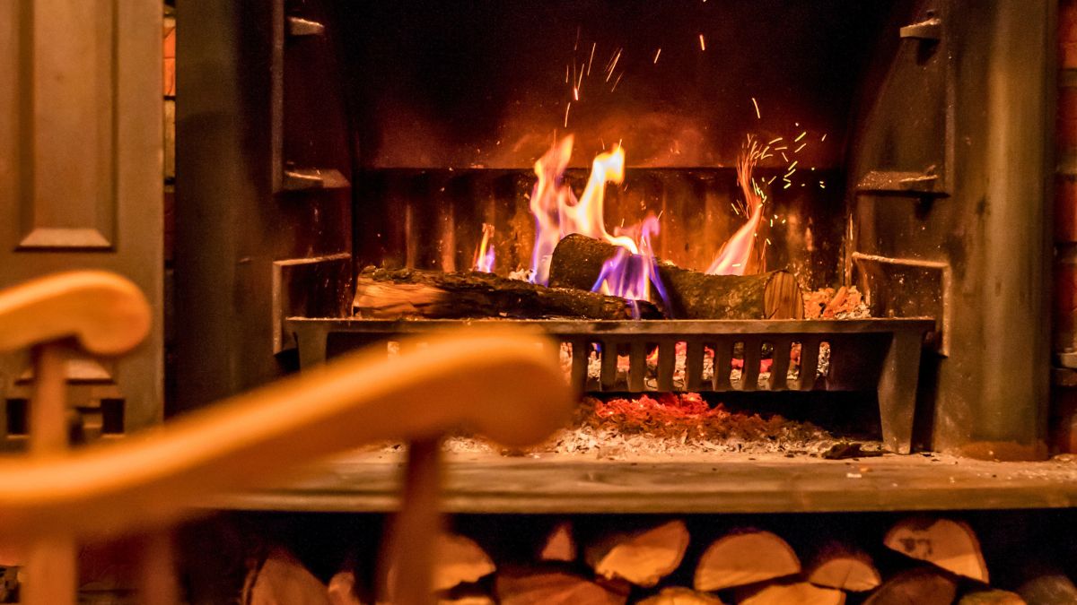 Tak rozpalony kominek grzeje bardzo długo.