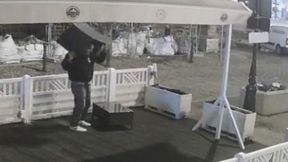 Złodziej podczas kradzieży