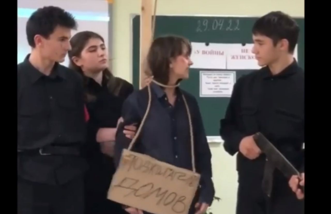 Szokująca lekcja w Rosji. Zarzucili dziewczynie sznur na szyję