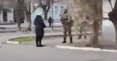 Ukrainka stanęła oko w oko z rosyjskim żołnierzem. "Po co tu przyjechałeś?"