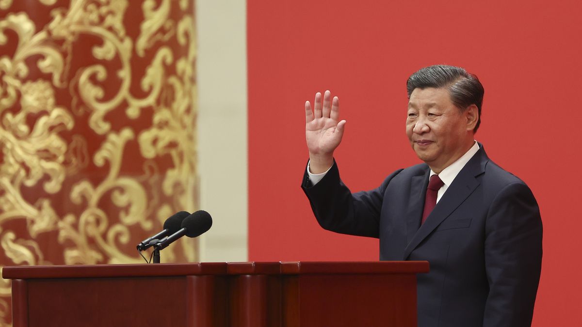 BEIJING, CHINA - OCTOBER 23: Chinese President Xi Jinping waves during the meeting between members of the standing committee of the Political Bureau of the 20th CPC Central Committee and Chinese and foreign journalists at The Great Hall of People on October 23, 2022 in Beijing, China. China's ruling Communist Party today revealed the new Politburo Standing Committee after its 20th congress. (Photo by Lintao Zhang/Getty Images)
