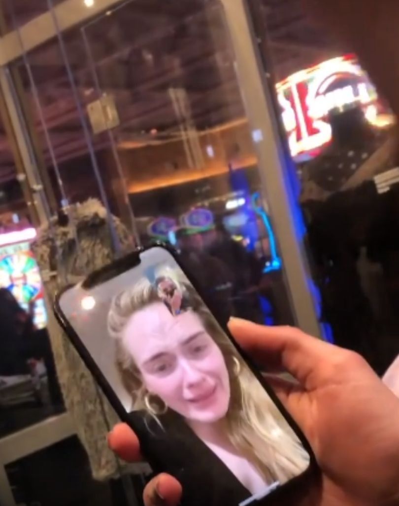 Adele rozmawia z fanami przybyłymi na jej koncert do Las Vegas