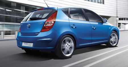 Ostrzelany w Ukrainie Hyundai i30 już naprawiony w Polsce. Auto wróciło do właścicieli