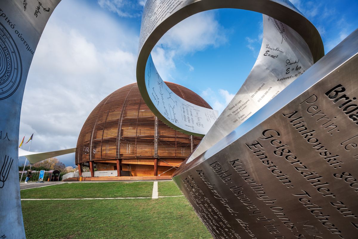 The Globe of Science and Innovation to drewniana konstrukcja o wysokości 27 m i średnicy 40 m. Kształt budynku symbolizuje planetę Ziemia