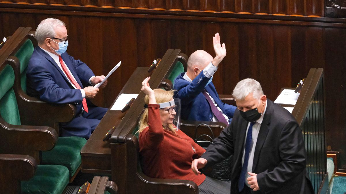 Koronawirus. Sejm przyjął ustawę upraszczającą zatrudnienie lekarzy specjalistów spoza UE.