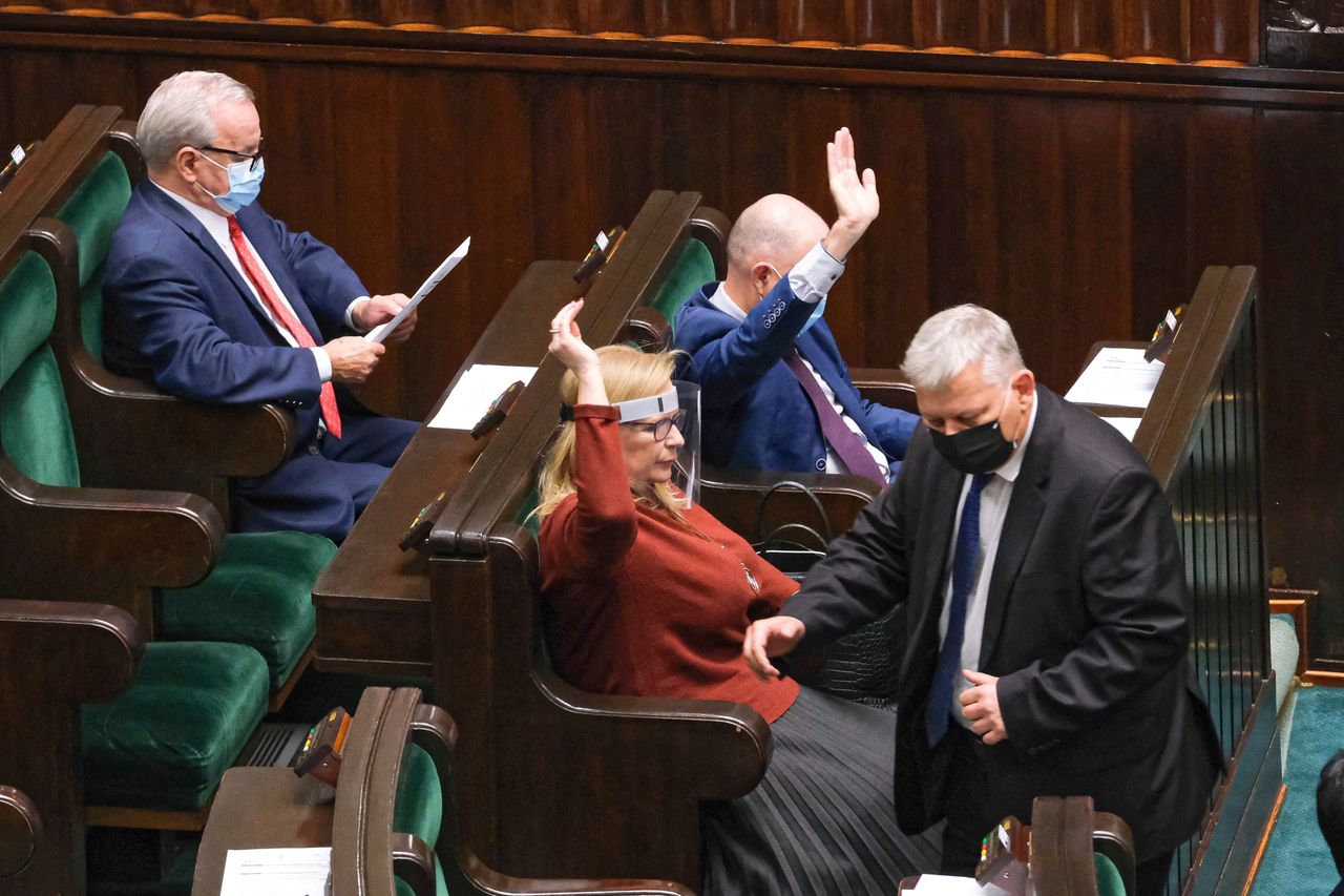 Koronawirus. Sejm przyjął ustawę upraszczającą zatrudnienie lekarzy spoza UE