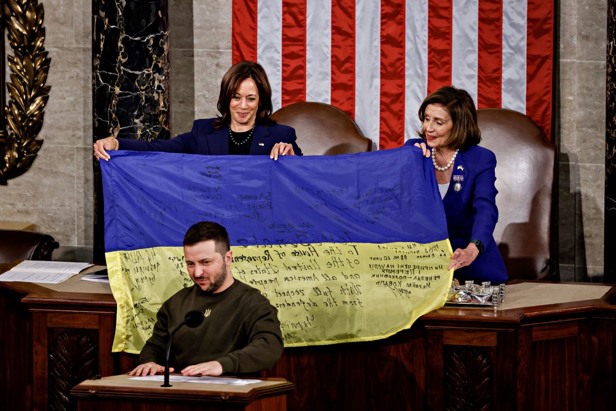 Володимир Зеленський передав конгресменам прапор України Photographer: Ting Shen/Bloomberg via Getty Images